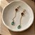 Argola Fio Cravejado Gota Conhaque e Verde Banhado Ouro - Imagem 2