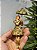 PENDENTE DECORATIVO MENINA EM RESINA VERDE E DOURADO - Imagem 1