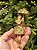 PENDENTE DECORATIVO MENINA EM RESINA VERDE E DOURADO - Imagem 3