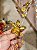 FESTÃO DECORATIVO ARAMADO DOURADO COM FLORES DE CRISTAL DOURADO 1,50CM - Imagem 3