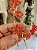 FESTÃO DECORATIVO ARAMADO DOURADO COM FLORES DE CRISTAL VERMELHO 1,20CM - Imagem 3