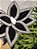 FLOR BICO DE PAPAGAIO PRETO E BRANCO BORDADO 28CM - Imagem 2