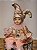 BONECA PIERROT SENTADO A CORDA ROSA 42,5CM - Imagem 3