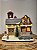 CASA NATALINA MUSICAL COM LUZ EM RESINA 22CM - Imagem 1