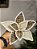 FLOR POINSÉTIA BRANCO OFF E MARROM COM PEROLAS 35CM - Imagem 3