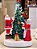 CENÁRIO VILA NATALINA PAPAI E MAMÃE NOEL MONTANDO A ÁRVORE 28CM  - PRÉ VENDA 2025 - Imagem 1