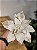 FLOR POINSETIA BRANCA E DOURADO VELUDO 25CM - Imagem 4