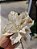 FLOR POINSETIA BRANCA E DOURADO VELUDO 25CM - PRÉ VENDA 2025 - Imagem 1
