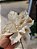 FLOR POINSETIA BRANCA E DOURADO VELUDO 25CM - PRÉ VENDA 2025 - Imagem 2