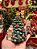 CENÁRIO PAPAI NOEL NA ÁRVORE A CORDA MUSICAL 16CM  - PRÉ VENDA 2025 - Imagem 2