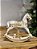 CAVALO DE BALANÇO DECORATIVO EM RESINA BRANCO E OURO 18CM - Imagem 5