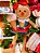 BONECO SENTADO MENINA GINGERBREAD COM SORVETE VERMELHO E BRANCO 41CM - PRÉ VENDA 2025 - Imagem 1