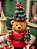 URSO QUEBRA NOZES VERMELHO E VERDE EM RESINA 51,5CM - PRÉ VENDA 2025 - Imagem 5