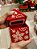 POTE DECORATIVO COM TAMPA CASINHA VERMELHA E BRANCA 15CM - PRÉ VENDA 2025 - Imagem 2