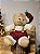 URSO SENTADO COM SUSPENSORIO VERMELHO E BRANCO 25CM - Imagem 3