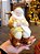 PAPAI NOEL COM PRESENTES NA CADEIRA DE BALANÇO DOURADO E BRANCO 15CM - PRÉ VENDA 2025 - Imagem 1
