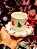 CANECA DECORATIVA COM PIRES BRANCO E VERMELHO - PRÉ VENDA 2025 - Imagem 1