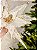 FLOR POINSETIA BRANCA COM GLITER OURO 30CM - Imagem 3