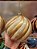 BOLA DECORADA OURO ESPIRAL COM PEROLA 15CM COM 1 UNIDADE - PRÉ VENDA 2025 - Imagem 1