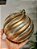 BOLA DECORADA OURO ESPIRAL COM PEROLA 15CM COM 1 UNIDADE - Imagem 2