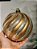 BOLA DECORADA OURO ESPIRAL COM PEROLA 15CM COM 1 UNIDADE - Imagem 1