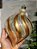 BOLA DECORADA OURO PINO ESPIRAL COM PEROLA 23CM COM 1 UNIDADE - Imagem 3