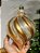 BOLA DECORADA OURO PINO ESPIRAL COM PEROLA 23CM COM 1 UNIDADE - Imagem 2