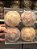 BOLA TRABALHADA MARROM E BEGE 10CM COM 4 UNIDADES - Imagem 3
