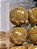 BOLA TRABALHADA COM FOLHAS OURO 8CM COM 6 UNIDADES - Imagem 2