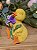 PATO AMARELO COM FLORES 13CM - Imagem 3