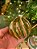 BOLA DE VIDRO DOURADO COM VERDE 11,4CM - PRÉ VENDA 2026 - Imagem 1