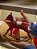 CAVALO DE BALANÇO VERMELHO 14CM - PRÉ VENDA 2026 - Imagem 1