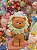 URSO COM GUIRLANDA EM RESINA CANDY 20CM - PRÉ VENDA 2026 - Imagem 1