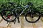 BICICLETA MTB ARO (29) OGGI BW 7.0 SHIMANO CUES 9V FREIO DISC HIDRÁULICO QUADRO 21 (GG) COR GRAFITE/VERMELHO/AMARELA - Imagem 4