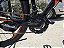 BICICLETA MTB ARO (29) OGGI OXS GLIDE SHIMANO 21V FREIO DISC MECÂNICO QUADRO 17 (M) COR PTO/LAR/VERM - Imagem 2