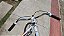 BICICLETA ARO (26) MASCULINA COR BRANCA S/MARCHAFREIO V/BRAKE (A MÃO) E FREIO CONTRAPEDAL MARCA ATTACK BARRA SUPER FORTE - Imagem 5