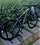 BICICLETA MTB ARO (29) OGGI HACKER HDS SHIMANO ESSA 8V FREIO DISC HIDRÁULICO QUADRO 17 (M) COR GRAF/AMAR/PT - Imagem 6