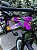 BICICLETA MTB FREERIDE ARO (26) VIKINGX TUFF 25 CAMBIO 21 VELOCIDADES FREIO DISC MECÂNICO COR ROXO/AMARELO - Imagem 3