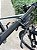 BICICLETA MTB ARO (29) OGGI BW 7.0 SHIMANO CUES 9V FREIO DISC HIDRÁULICO QUADRO 17(M) COR GRAFITE/VERMELHO/CINZA - Imagem 6