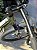 BICICLETA MTB ARO (29) OGGI HACKER HDS SHIMANO ESSA 8V FREIO DISC HIDRÁULICO QUADRO 17 (M) COR  VD/BCO/LAR - Imagem 4