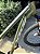 BICICLETA MTB ARO (29) OGGI HACKER HDS SHIMANO ESSA 8V FREIO DISC HIDRÁULICO QUADRO 17 (M) COR  VD/BCO/LAR - Imagem 3