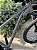 BICICLETA MTB ARO (29) OGGI HACKER HDS SHIMANO ESSA 8V FREIO DISC HIDRÁULICO QUADRO 17 (M) COR GRAF/AZ/PTO - Imagem 11