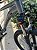BICICLETA MTB ARO (29) OGGI HACKER HDS SHIMANO ESSA 8V FREIO DISC HIDRÁULICO QUADRO 17 (M) COR GRAF/AZ/PTO - Imagem 3