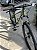BICICLETA MTB ARO (29) OGGI HACKER HDS SHIMANO ESSA 8V FREIO DISC HIDRÁULICO QUADRO 15 (P) COR VD/BCO/LAR - Imagem 7