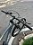 BICICLETA MTB ARO (29) OGGI BW 7.5 GX/XCR 12 VELOCIDADES FREIO DISC HIDRÁULICO QUADRO 17 (M) COR CINZA/PTO/AMA - Imagem 6