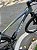 BICICLETA MTB ARO (29) OGGI BW 7.5 GX/XCR 12 VELOCIDADES FREIO DISC HIDRÁULICO QUADRO 17 (M) COR CINZA/PTO/AMA - Imagem 3