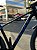 BICICLETA MTB ARO (29) CARBON AUGE 555 9 12V SHIMANO DEORE FREIO A DISC HIDRÁULICO TAMANHO 17 (M) PRETO/AZUL/ROSA - Imagem 4