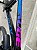 BICICLETA MTB ARO (29) CARBON AUGE 555 9 12V SHIMANO DEORE FREIO A DISC HIDRÁULICO TAMANHO 17 (M) PRETO/AZUL/ROSA - Imagem 12