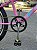 BICICLETA ARO (26) FEMININA COR ROSA CLARO SEM MARCHA MARCA MILANO QUADRO REBAIXADO COM CESTA - Imagem 2