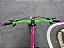 BICICLETA MTB FREERIDE ARO (26) VIKINGX TUFF-25 CAMBIO 21 VELOCIDADES (3x7) FREIO DISC MECÂNICO COR PINK/AMARELO NEON - Imagem 11